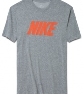 Work up a sweat without even knowing. Keep moisture in check with this Nike t-shirt featuring Dri-Fit technology.