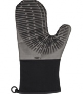 Get a handle on hot pots, pans and bakeware with the OXO silicone oven mitt. Its ultra-high heat resistance protects your fingers from hot surfaces, while non-slip silicone ribs improve your grip. A soft-to-the-touch fabric liner adds comfort and extra insulation. Limited lifetime warranty.