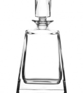 Tend to the bar with the classic allure of Lauren Ralph Lauren. Crafted of luminous crystal, the Wentworth decanter is grounded in a substantial base that's contrasted by a multifaceted stopper.