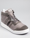 With its padded collar and chunky rubber sole, this cool sneaker recalls the best of the 80s, with a clean modern look.