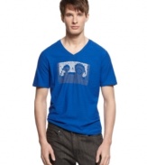 This t-shirt from Kenneth Cole amplifies you casual style.