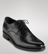 With its concealed NIKE AIR technology in the heel, this handsome dress shoe blends comfort and style with ease.