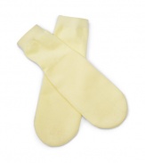 Soothe and recondition feet and calves by using a revolutionary gel technology that forms a contouring moisture wrap. These socks deliver a continual, intense treatment to feet in need. The gel lining nurtures and deeply moisturizes without leaving a residue on skin. The difference in skin condition is immediate--feet, heals and calves feel soft, nourished and relaxed.