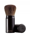 Inspired by the brushes used by traditional Japanese theater actors, this retractable Kabuki brush makes it possible to crush and perfectly smooth the bronzing pigments over the skin for a seamlessly even and luminous result. In its incredibly chic black matte metal case, you will find the perfect bristle density brush for applying just the right amount of Terracotta bronzing powder. It guarantees flawless, streak-free color.