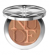 This multi-toned bronzer is delivered in a sleek, round, silver cannage compact. It is accompanied by a mini kabuki brush that creates a veil of color and radiance on the face, for a natural, healthy glow. Featuring new Mineral Prism technology, energizing water, and a light transparent formula to create an energized, glowing complexion. Available in 2 universal harmonies.