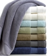 Indulge in the luxury of Calvin Klein with this Plush washcloth, featuring rich cotton for an ultra-soft hand and eight sophisticated colors to choose from.