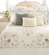 Embracing a traditional take on English inspiration, the English Isles duvet cover from Lauren by Ralph Lauren offers an elegantly flowing floral design on clean ivory ground for an absolutely smart presentation. Button closure.