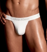 For the man with nothing to hide. You'll exude confidence in this sleek thong from Calvin Klein.