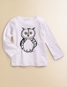 A wide-eyed owl gazes intently and sweetly from a soft cotton tee, ready for stylish days of play.Crew necklineShoulder buttonsLong sleevesBurberry Baby logo screeend at backCottonMachine washImported