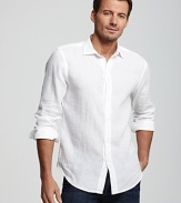 An elevated everyday item, the linen sport shirt brings your basics into the realm of luxury.