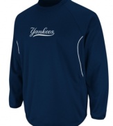 Show 'em where your loyalty lies in this Majestic New York Yankees fleece with Therma Base technology for comfort.