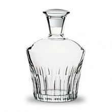 With bold cuts on the lower half, this dazzling crystal decanter adds sparkle to your liquor display.