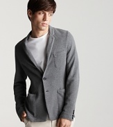 A jersey knit adds lends a laid-back feel to the Burberry Harlow blazer, the ideal option for a polished casual look.