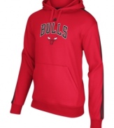 Take your shot at being a super fan in this comfortable Chicago Bulls NBA fleece hoodie from adidas.