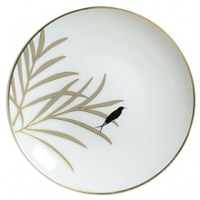 This Limoges porcelain dinner service was created by the well-known designer Sylvie Langet for Raynaud. The leaf design and the bird silhouettes are reminiscent of the golden era of past styles. The fresh colors evoke a feeling of hospitality and the lightness of an early summer day. The clever interplay of positive and negative color highlights the design very effectively. The birds decorate the individual pieces of the dinner service in black, white or gold - to match the rims.