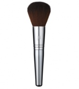 Velvety brush is pure bliss to the touch. Allows powder to effortlessly fuse with the skin. Buildable: moderate to full coverage