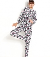 Absolutely warm, from head to toe. Hello Kitty's Bundled Up print footie pajamas feature long-sleeves and a zipper front.