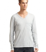 THE LOOKV neckline Pullover style Long sleeves Topstitched details on one side Single chest pocketTHE FITContemporary fitTHE MATERIALCottonCARE & ORIGINDry clean or machine wash Made in USA