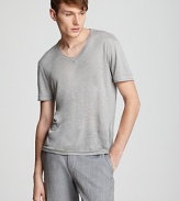 V-neck tee in linen, with a scooped-out neckline and sewn hem.