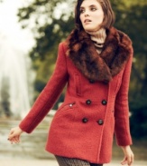 A faux-fur collar gives this double-breasted coat from Laundry an elegant and luxurious touch, while its enchanting color channels the warmth of autumn.