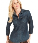 This denim petite shirt from Calvin Klein Jeans infuses your wardrobe with western charm. Paired with metallic leggings, it's an ultra-cool look with a chic textural touch.