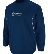 Round the bases and head for home. You'll knock sporty style and comfort out of the park in this New York Yankees MLB fleece with Therma Base technology from Majestic.