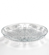 Set a dazzling table with Bormioli Rocco's Selecta oval tray. Ornate cut glass with a raised edge accents elegant settings with old-world brilliance.