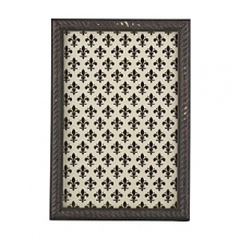 Accented with a rope design, this wood frame is traditional and elegant.