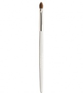 Trish's Brush 61 Corner is precision shaped to perfectly emphasize the corners of the eye whether you want to lift and elongate at the outer corner, or brighten and open up the inside of the eye. Sweep along the upper or lower lash lines for just the right amount of soft definition. 