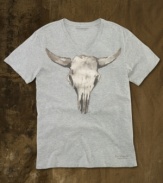 Borrowing that rugged, well-worn style inherent in the Old West, this classic V-neck tee in soft cotton jersey gets the graphic treatment with a faded cattle skull print.