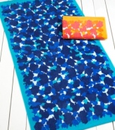 Catch some rays! This Splash Pool beach towel from Martha Stewart Collection keeps you warm and dry, featuring an abstract design in pure cotton. Comes in two bright color palettes.