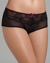 Boyshorts in a seamless mesh and lace fabric. Cotton gusset. Style #6435