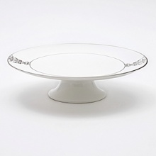 Vera Wang, in collaboration with Wedgwood, has designed a tableware collection full of understated elegance, classic beauty that embraces the ultra chic, sophisticated style that Vera is known for. Imperial Scroll features a graceful platinum scroll adornment that brings to mind ancient royal artwork.