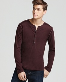 With exposed seams and a rustic overdye effect, this John Varvatos henley offers all-American style for the modern laid-back man.