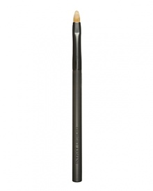 Apply a veil of rich color or glossy shine with the Lip brush. The flat, sable hair bristles line and color lips with ease and precision. Ideal for smoothing on color to create an even finish. Tapered edges make applying lip color to the corners of the mouth effortless. Protective cap allows you to carry your lip brush anywhere you travel.