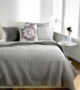 Cool and casual, this Bar III Ombre sham features a sleek gray hue and plush quilted details and dot embellishments for a contemporary look with added depth. Pair with other Bar III accessories for total bedroom versatility.