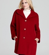 This classic Ellen Tracy coat flaunts a clean silhouette and single-breasted front for a timeless, everyday look.