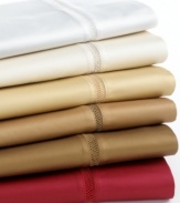 Smooth finish. Indulge in the sumptuously soft, 600 thread count cotton sateen flat sheet designed by the leader in classic luxury, Ralph Lauren. Featuring stitch detailing and a rich palette to complement traditional decor and modern bedrooms alike.