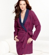 Treat yourself to a little bit of luxury. Tommy Hilfiger designed the Parlour robe in a super soft flannel and added plaid for the signature style you love.