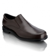 In the design of sleek slip-on men's dress shoes, these moc toe loafers for men from Rockport work just as well in your out-of-office agenda.