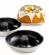 When it comes to donuts, the bigger the better! Take celebrations to a whole new level with this over-sized donut cake pan-simply add cake batter, bake and then ice and sprinkle to resemble your favorite sweet treat. Crafted from a nonstick-coated aluminum, this pan heats up fast, cleans up easy and guarantees a perfectly golden donut cake.