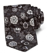 Woven in a luxurious silk jacquard, this subdued floral pattern adds to depth to your professional wardrobe.