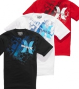 Get in on the graphic. This cool Hurley T shirt gives you the streetwise vibe you like.