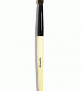 The tapered end of this brush is designed for smudging to create a modern, soft, smoky eye. 