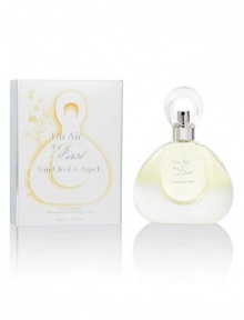 A new jewel-fragrance, rare and precious to celebrate an exceptional woman. A sparkling and memorable fragrance which underlines the naturalistic poetry of Van Cleef & Arpels. The white lacquered bottle reflects the delicate softness of Un Air de First, as the clear raindrop reveals the color of the juice and infuses the bottle with light. The packaging is very elegant in pearly white paper.