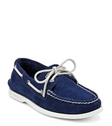 In a supple suede and bright navy hue, these Sperry boat shoes are a luxe update of an American classic.