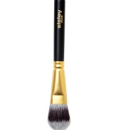 This luxurious brush helps smooth foundation over the skin for a perfectly even complexion. Its soft and dynamic synthetic bristles work in perfect affinity with the foundation's thick texture. Makeup is flawlessly blended; the complexion is even and luminous. 