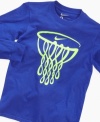 Get in the loop. He can hit the courts with fresh style in this hoop graphic tee from Nike.