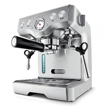 A java enthusiasts dream, this professional-grade espresso machine brings café culture home. Using a 15-bar Triple Prime pump, three bursts of hot water are automatically released into the filter head, allowing the machine to extract more cream for velvety, full-bodied americanos, cappuccinos and lattes.