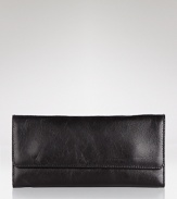 Hobo's luxe leather wallet is a smooth cash stasher with an smartphone pocket to boot. The cool compact keeps your essentials close, in your day bag or as a cocktail-ready clutch.